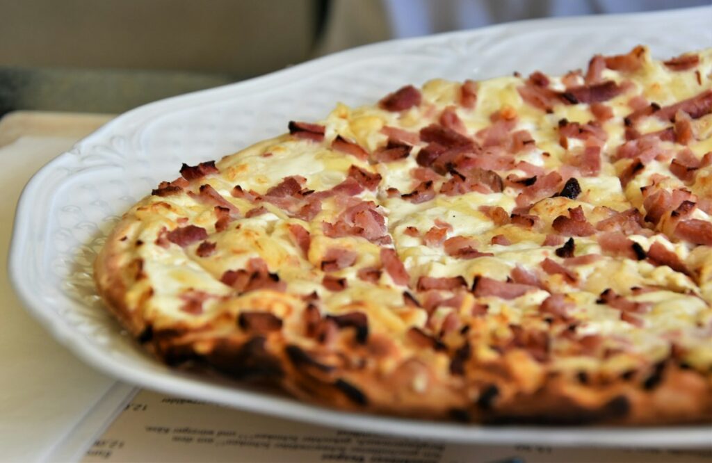 Elsässer Flammkuchen mit Zwiebeln und Speck