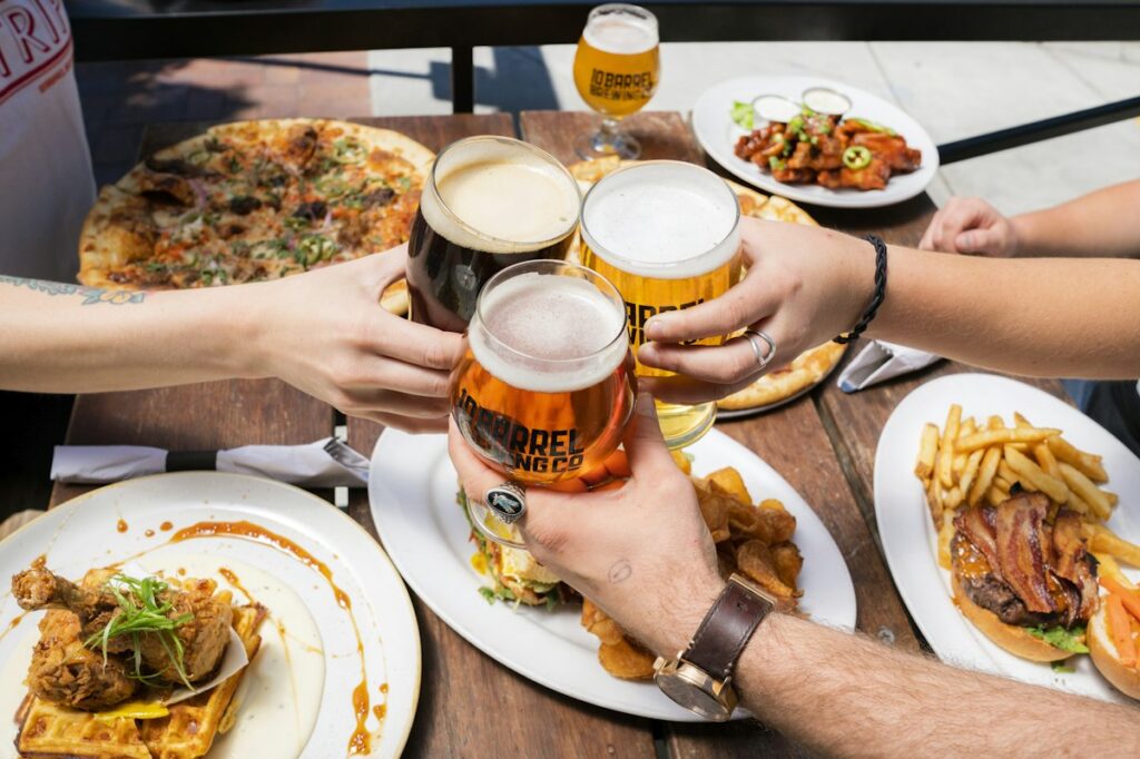 Gäste stoßen mit Bier an