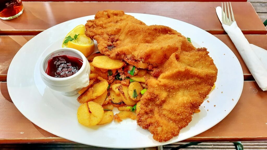 Schnitzel mit Bratkartoffeln und Preiselbeeren